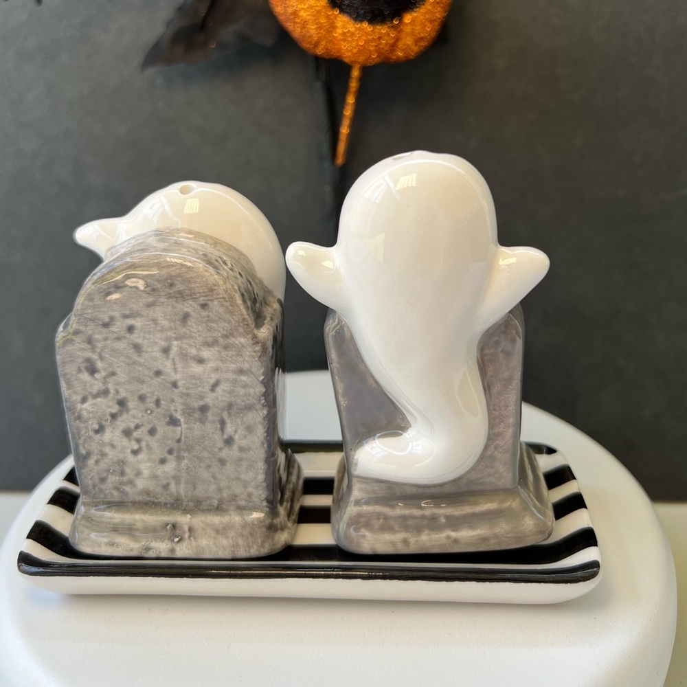 Set of 3 Halloween Ceramic Tray with Tombstones Ghosts Salt & Pepper Shakers - Picture 7 of 10